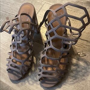 Stylish Women's Cutout Sandals - Brown